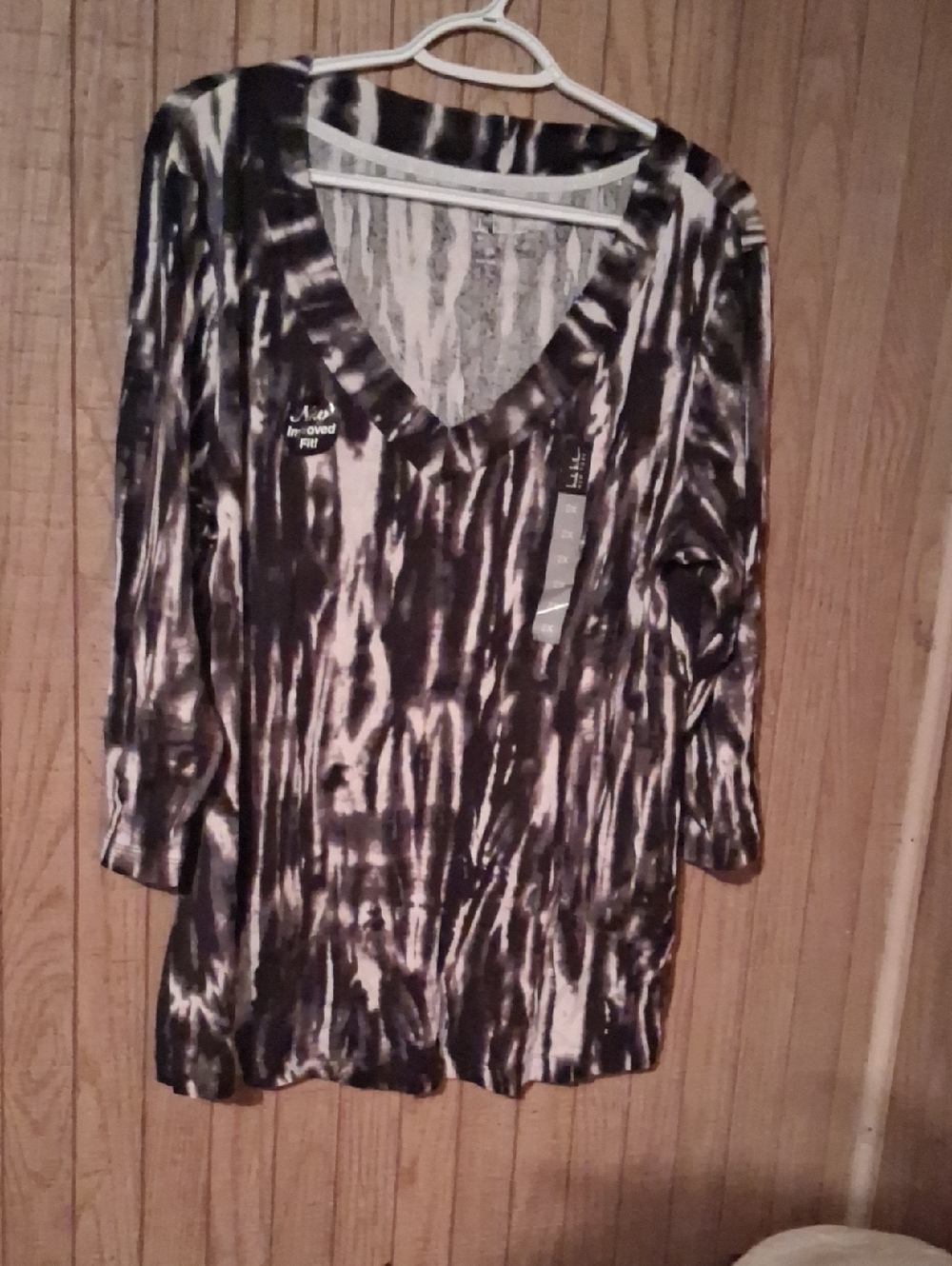 Niccle Miller   Women's Black & White V-Neck Long Sleeve Top